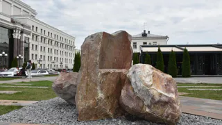 В Пензе у драмтеатра появились «Камни солнца и любви»