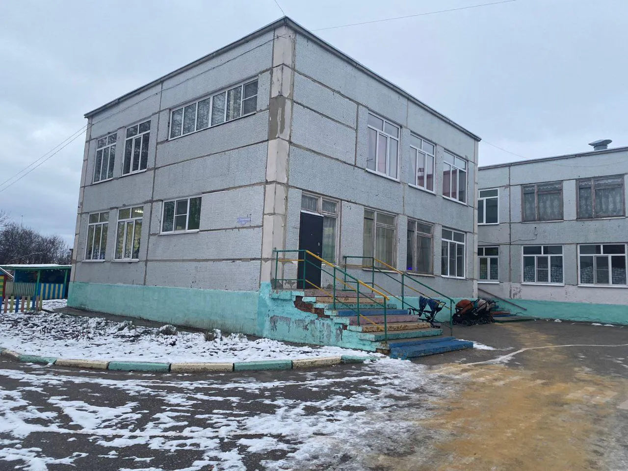 «Дети дрожат от холода, а ремонт долго ждать»: родители малышей жалуются на аварийное состояние детсада в Чемодановке