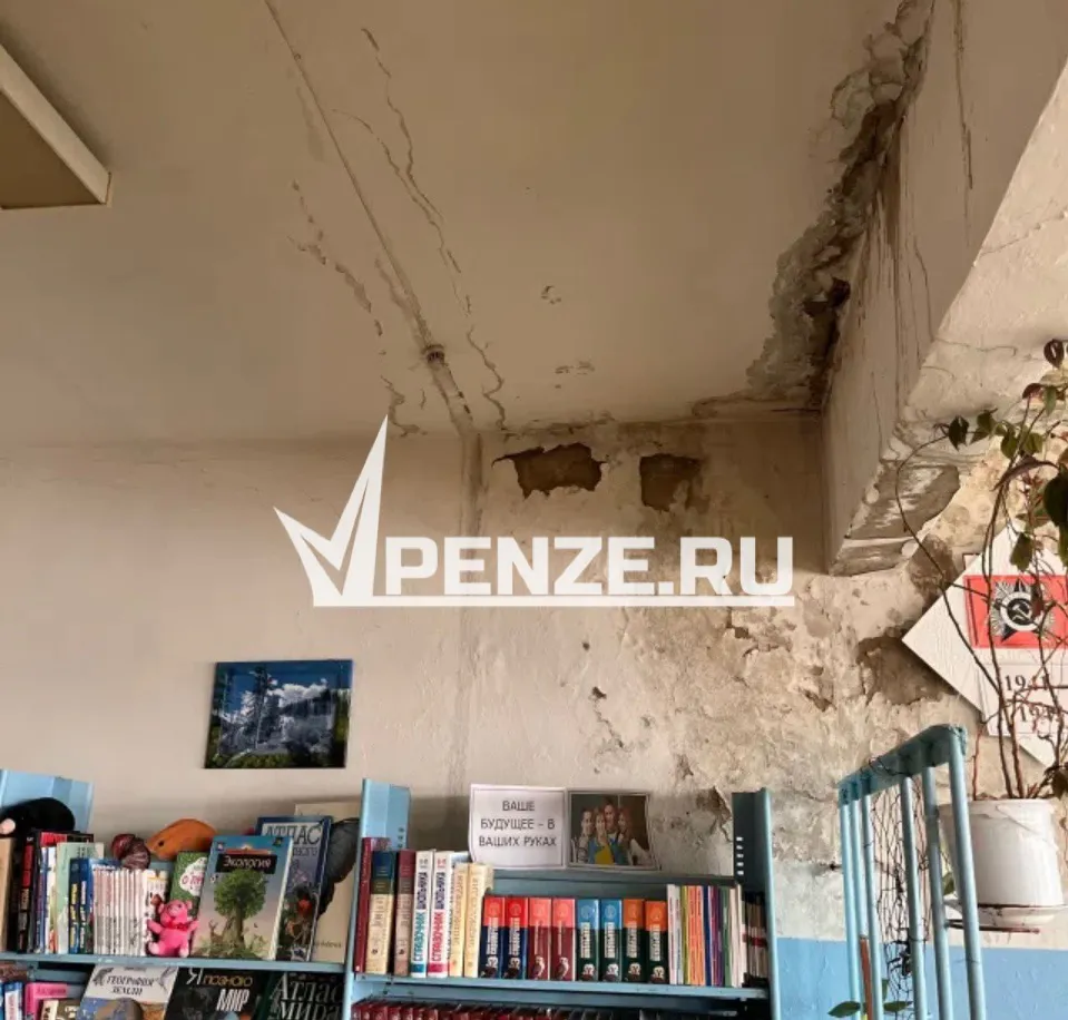 В Каменском районе сельский клуб гниет и утопает на глазах