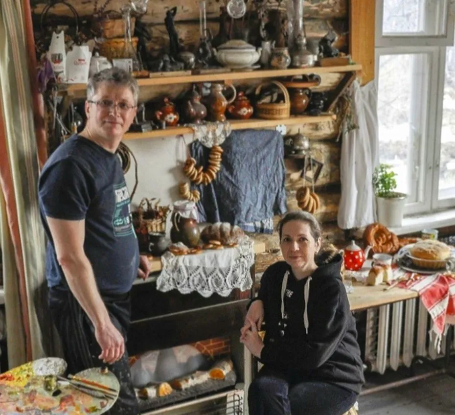 Семья художников-живописцев Калининых из Пензы передала в «Теремок сувениров» 15 видов масляных открыток