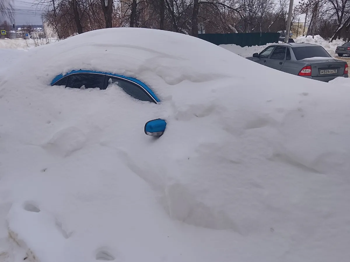 В центре Пензы ледяная глыба разбила припаркованный автомобиль