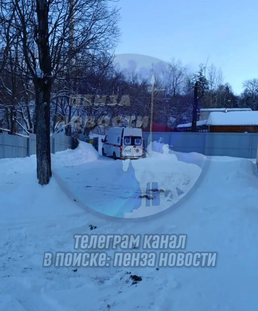 В Пензе машина скорой помощи застряла на нечищенной от снега дороге