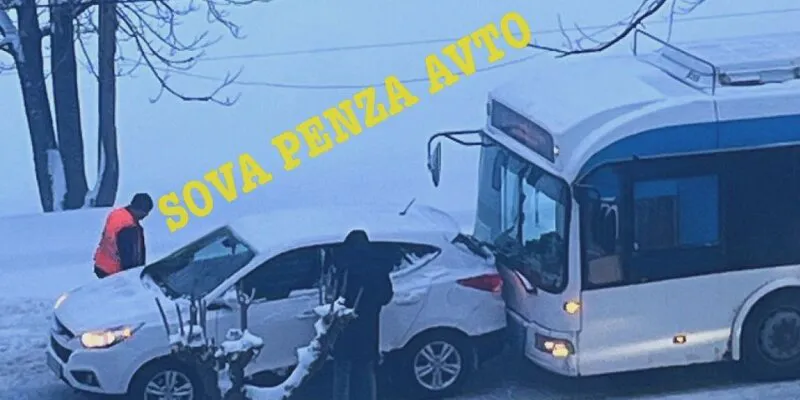 В Пензе троллейбус влетел в кроссовер