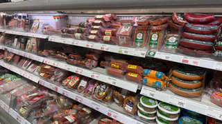 100% чистое мясо, никакой подделки: в Роскачестве назвали лучшую колбасу для оливье на Новый год