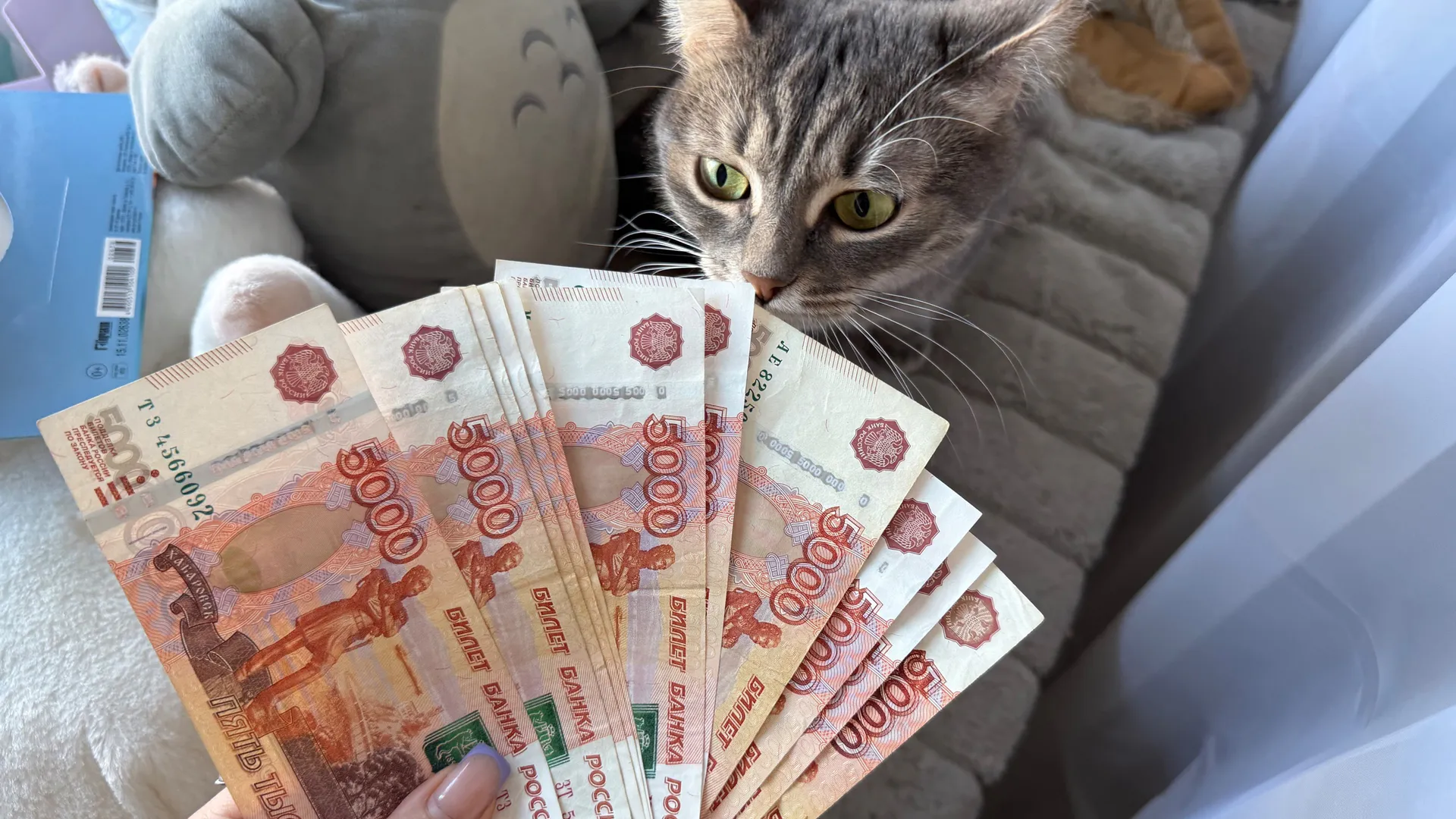 Всего одна простая фраза, а денег - полные карманы: что нужно говорить на пороге перед выходом из дома для богатства
