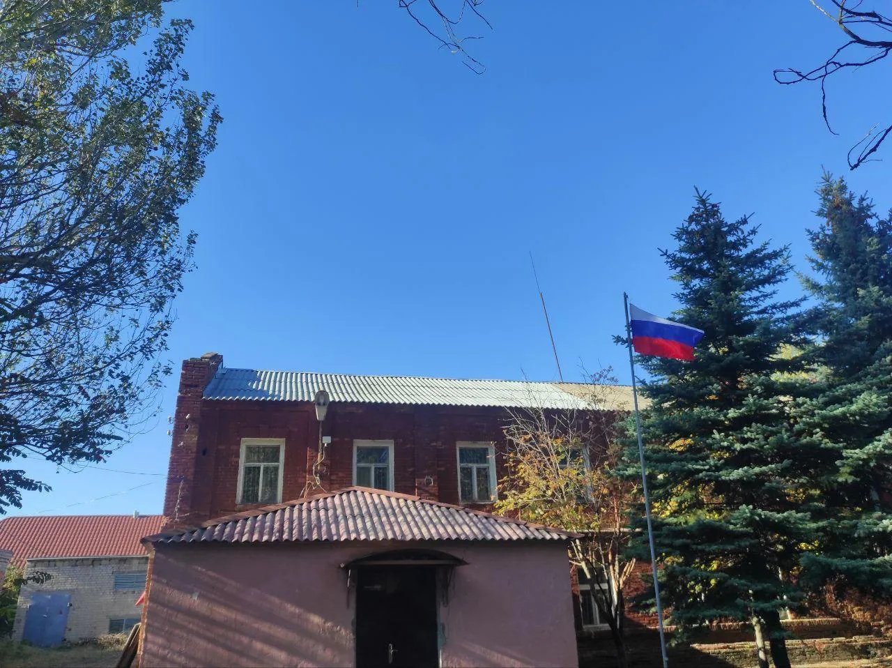 Жители Пензы восстановили крышу колледжа в Токмаке