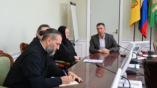 Олег Денисов обсудил развитие Троицкого женского монастыря с его настоятельницей