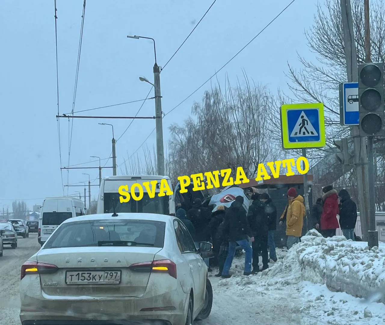 В Пензе на улице Чаадаева легковой автомобиль опрокинулся возле остановки