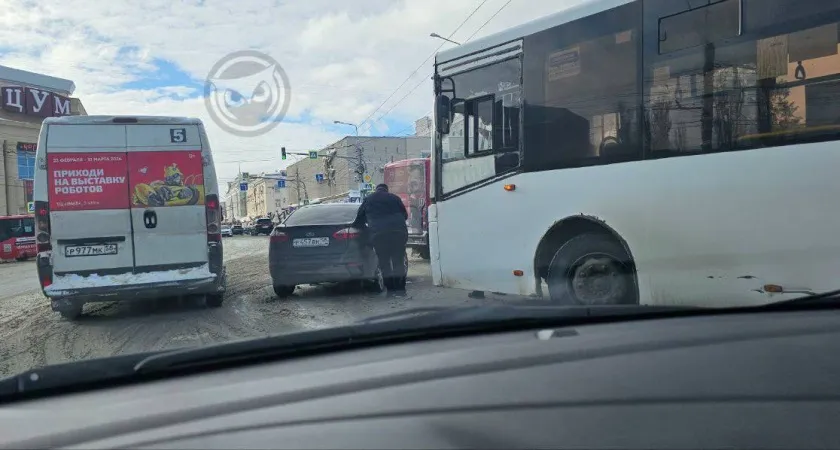 Столкновение автобуса и легковушки на перекрестке в центре Пензы вызвало пробку