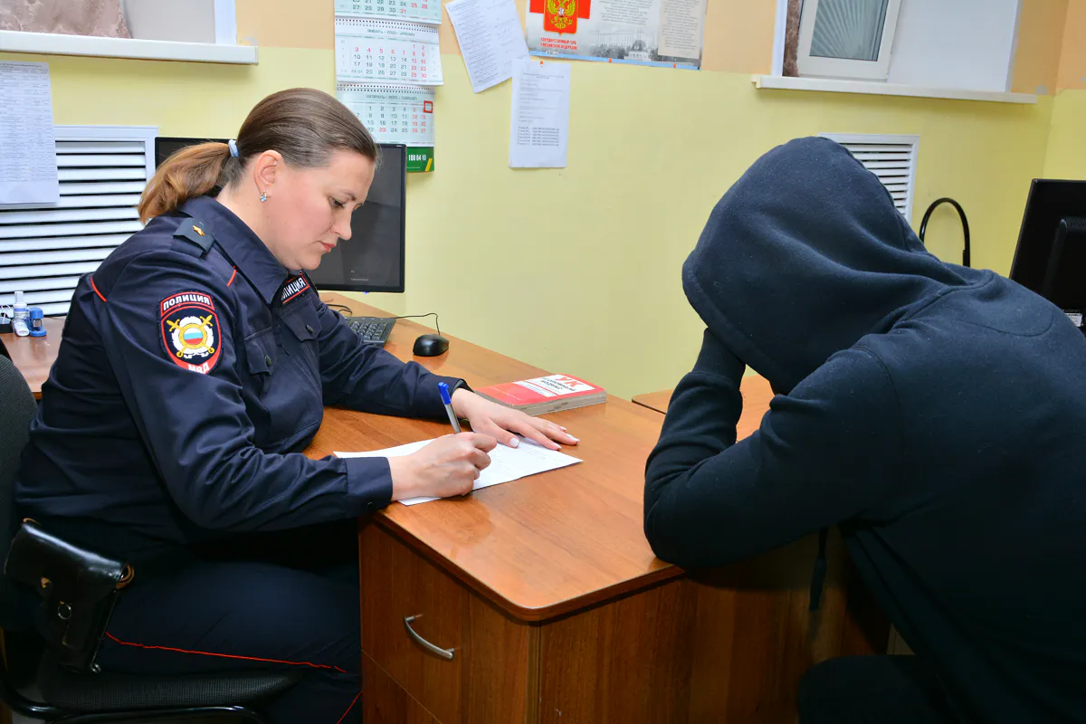 На глазах у 22-летней жительницы Заречного неизвестный похитил ее рюкзак