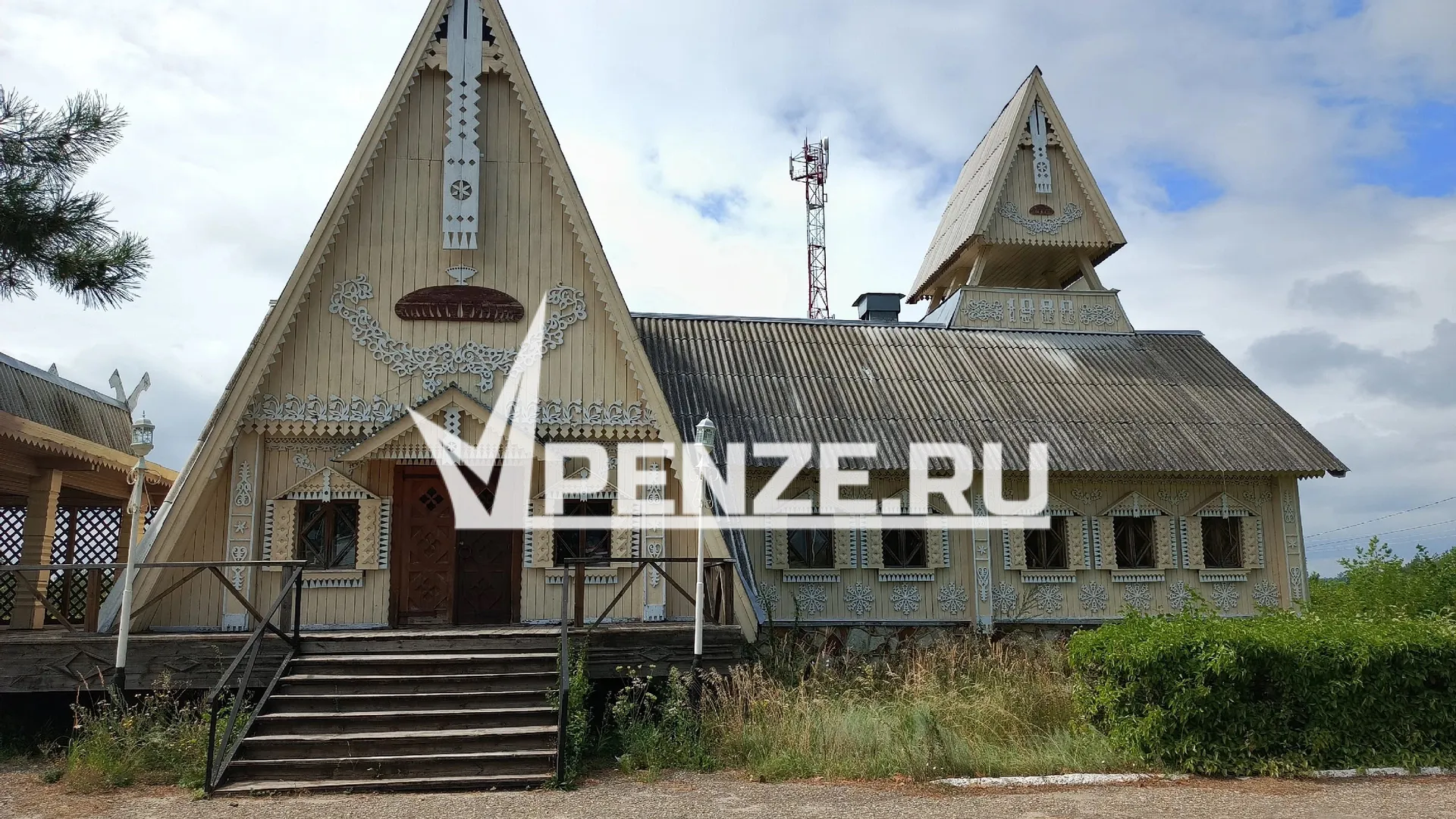 Весь в узорах, да кружевах: история терема необыкновенной красоты «Камешкирские узоры»