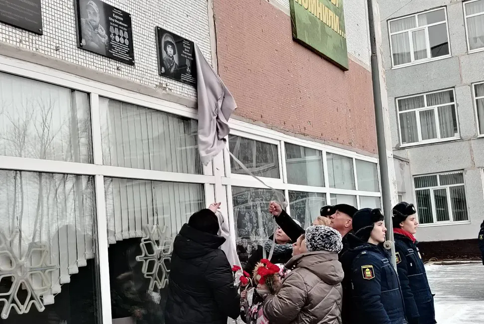 В Мокшане установили памятные доски в честь выпускников, погибших в зоне СВО