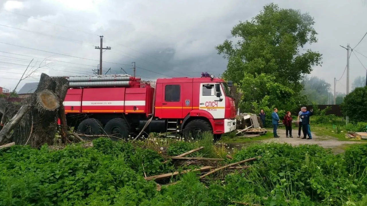 В Пензенской области пожар полностью уничтожил деревянную баню в Неверкино