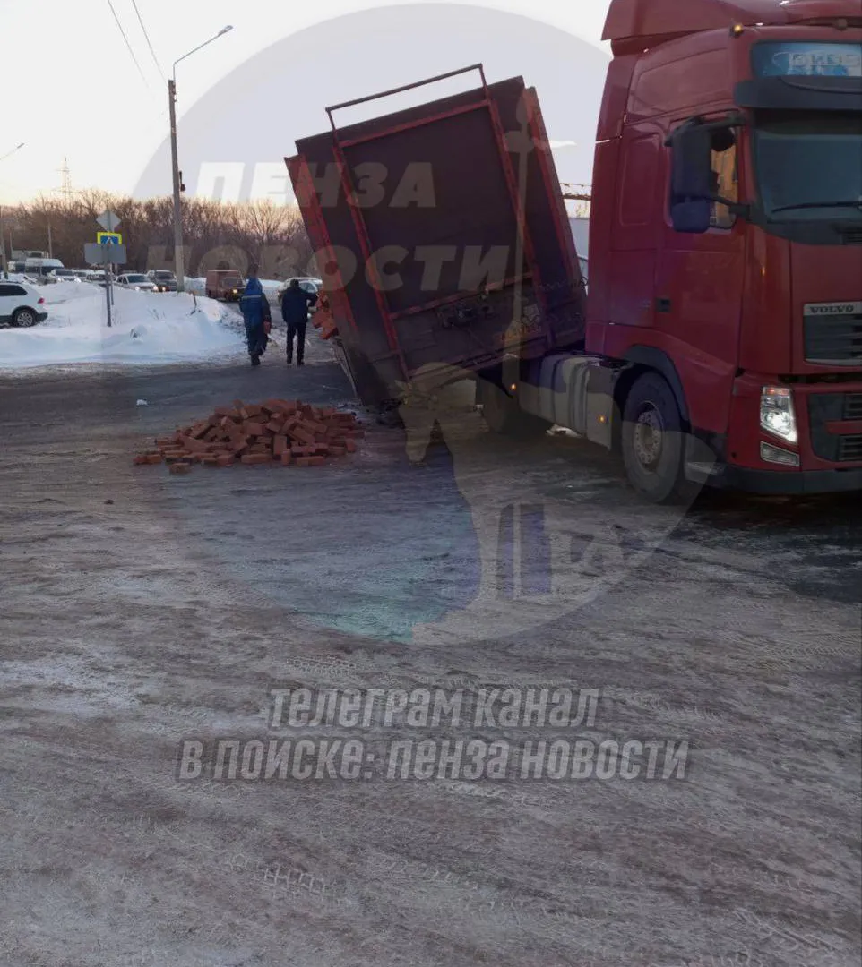 В Пензе фура, груженная кирпичом, развалилась в микрорайоне Север