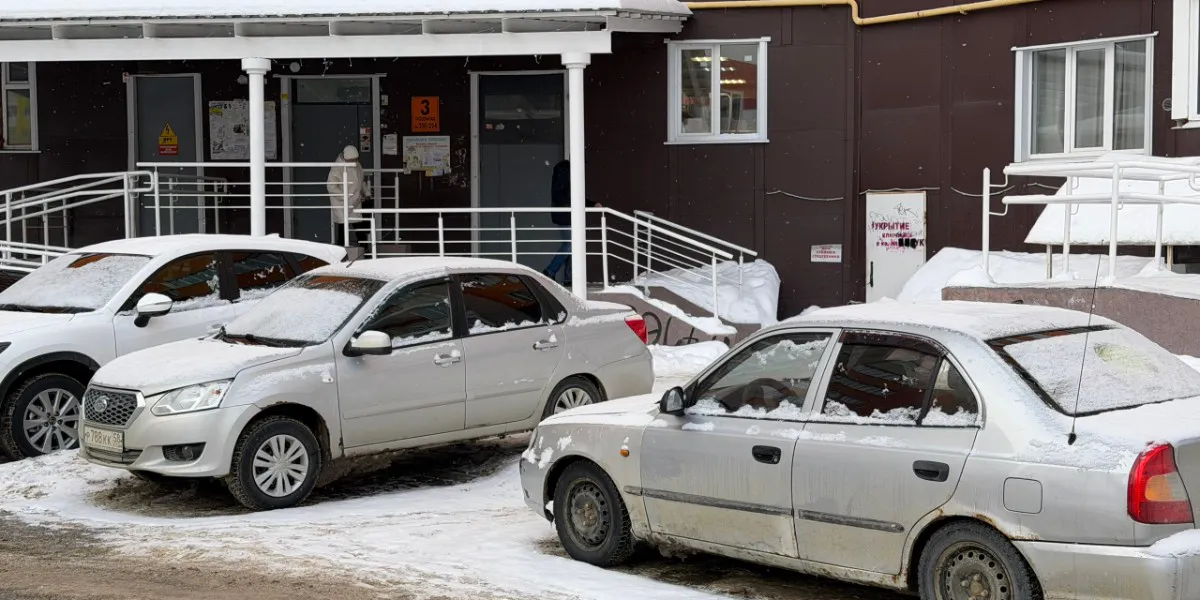 В Пензе снег с парковки у ТЦ «Крокус» начал перекрывать дорогу