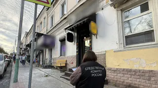 С крыши дома в центре Пензы упали фрагменты фасада: начата проверка