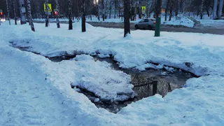 Пензенцы требуют безопасности для детей: у школы №57 нет ограждения у ямы