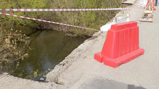 В Пензе рухнуло ограждение моста на Токарной