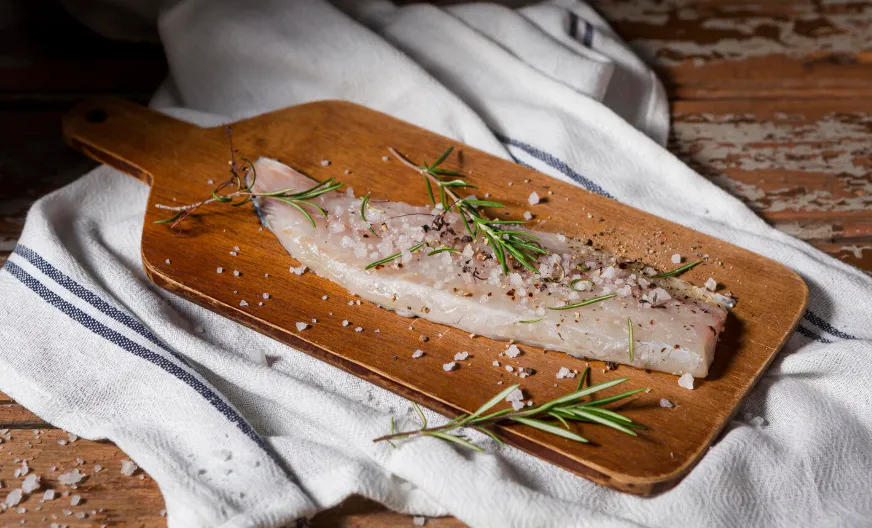 Дешёвая скумбрия вкуснее красной рыбы. Рецепт за 30 минут: как быстро засолить скумбрию