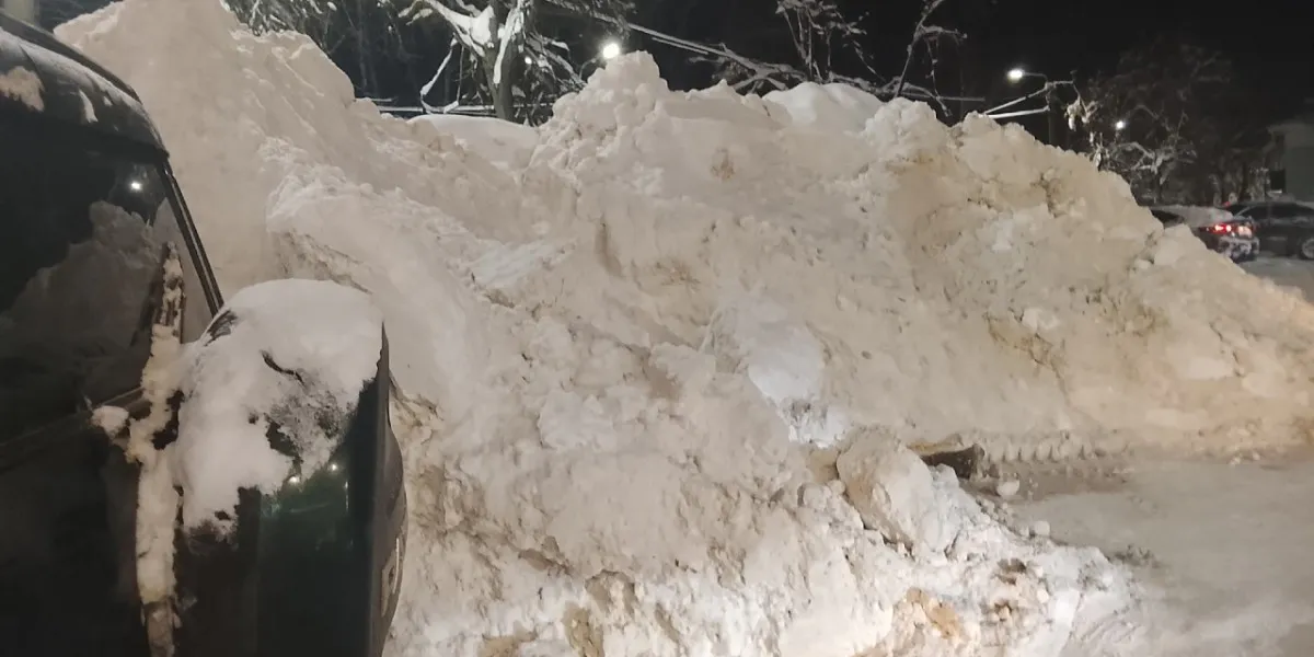 В Пензе продолжается борьба с огромными снежными завалами