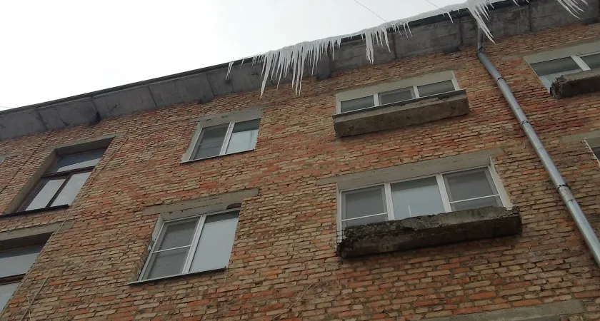 17 марта на пензячку с ребенком упали с сосульки с крыши на Ленинградской
