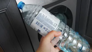 Зачем класть пакет в бутылку, а окна мазать подсолнечным маслом — 5 хитрых лайфхаков для умных хозяек