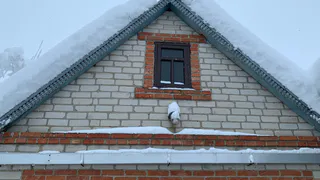 Жительнице микрорайона Кривозерье, чей дом пострадал от сточных вод, выплатят компенсацию