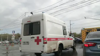 Встал на красный сигнал светофора, а сзади скорая с мигалкой, как быть водителю, проехать вперёд или дождаться зеленого