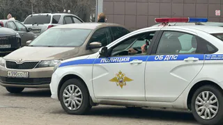 Двигатель уже заглушен, а инспектор просит предъявить права — что говорит закон и как действовать, чтобы избежать штрафа