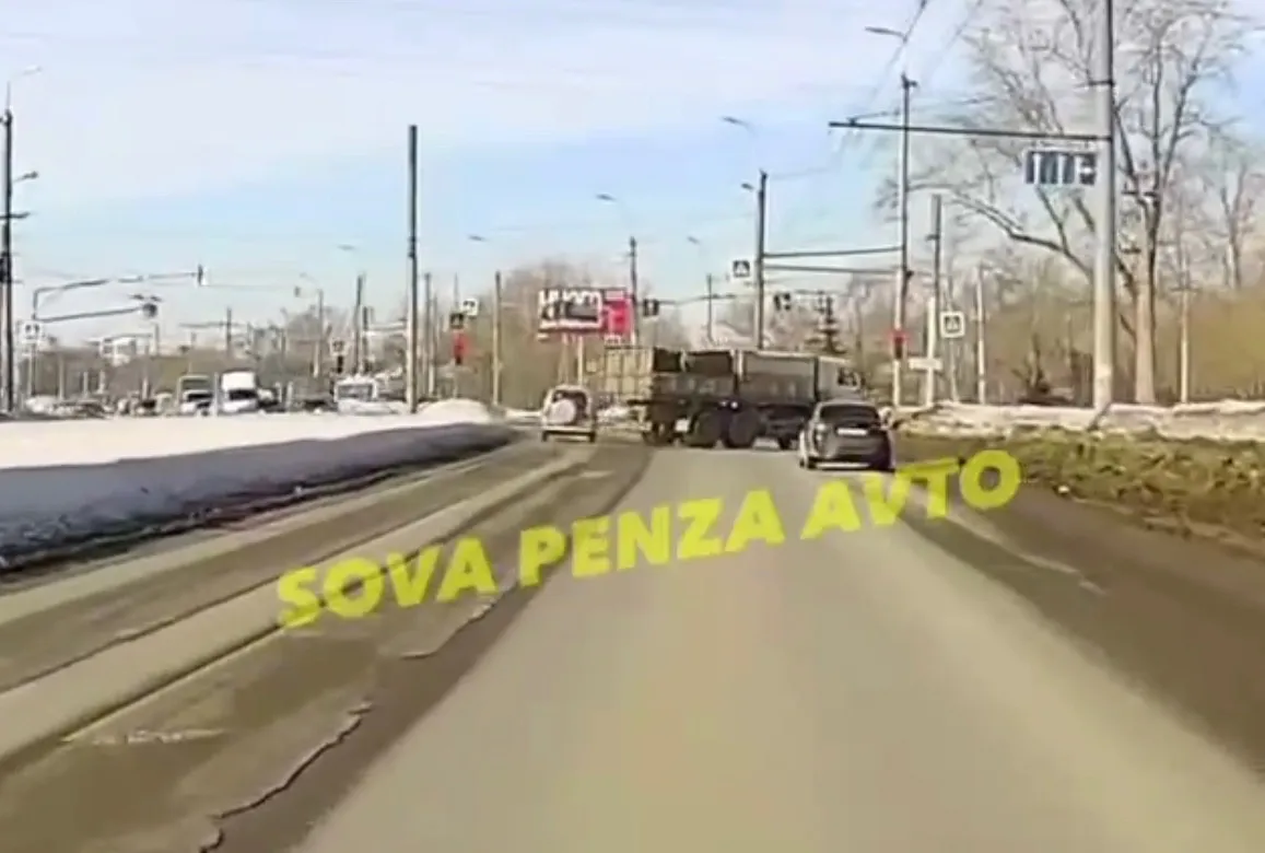 В Пензе водитель грузовика едва избежал столкновение на перекрестке