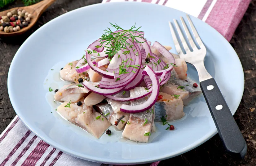 Закуска из селедки, которая всегда уходит первой: рецепт простой, вкус невероятный, гости просят добавку