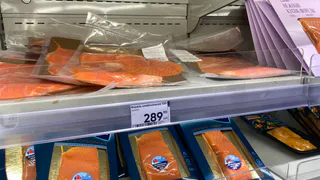 Такую красную рыбу в магазине никогда не беру, а подруга и сама ест еще и детей кормит