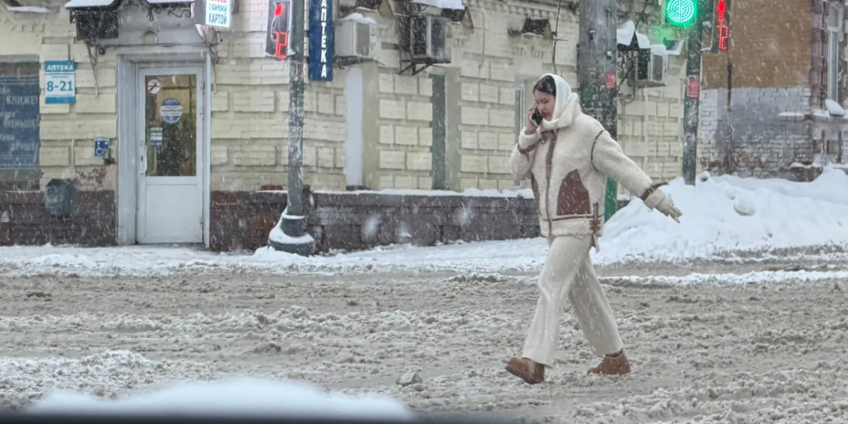 В Сосновоборске людям больше негде ходить из-за заваленных снегом дорожек