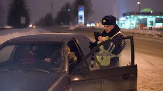 Верховный суд пояснил, можно ли водителю стоять около своего автомобиля в состоянии опьянения