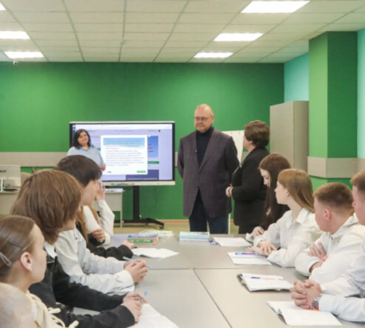 В Пензе губернатор Олег Мельниченко посетил колледж транспортных технологий