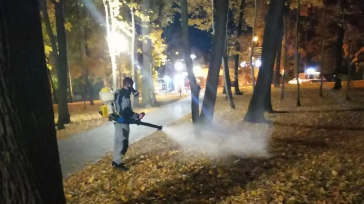 На Олимпийской аллее и в Учительском сквере провели акарицидную обработку