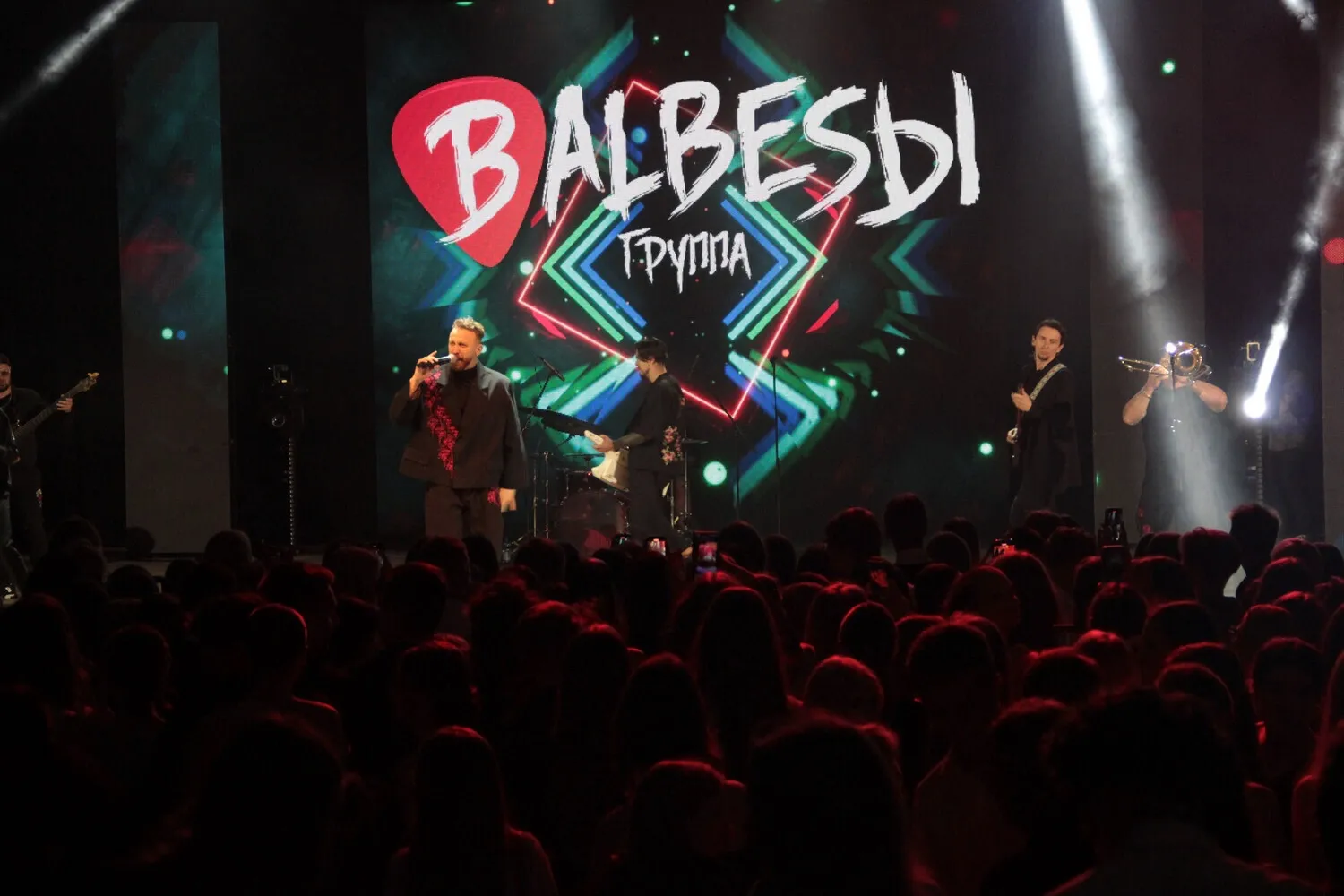Перед выпускниками-медалистами в Пензе выступила кавер-группа «BALBESЫ»