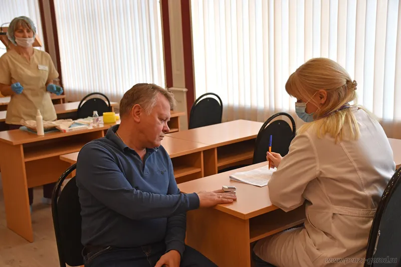 Глава Пензы Александр Басенко привился от гриппа
