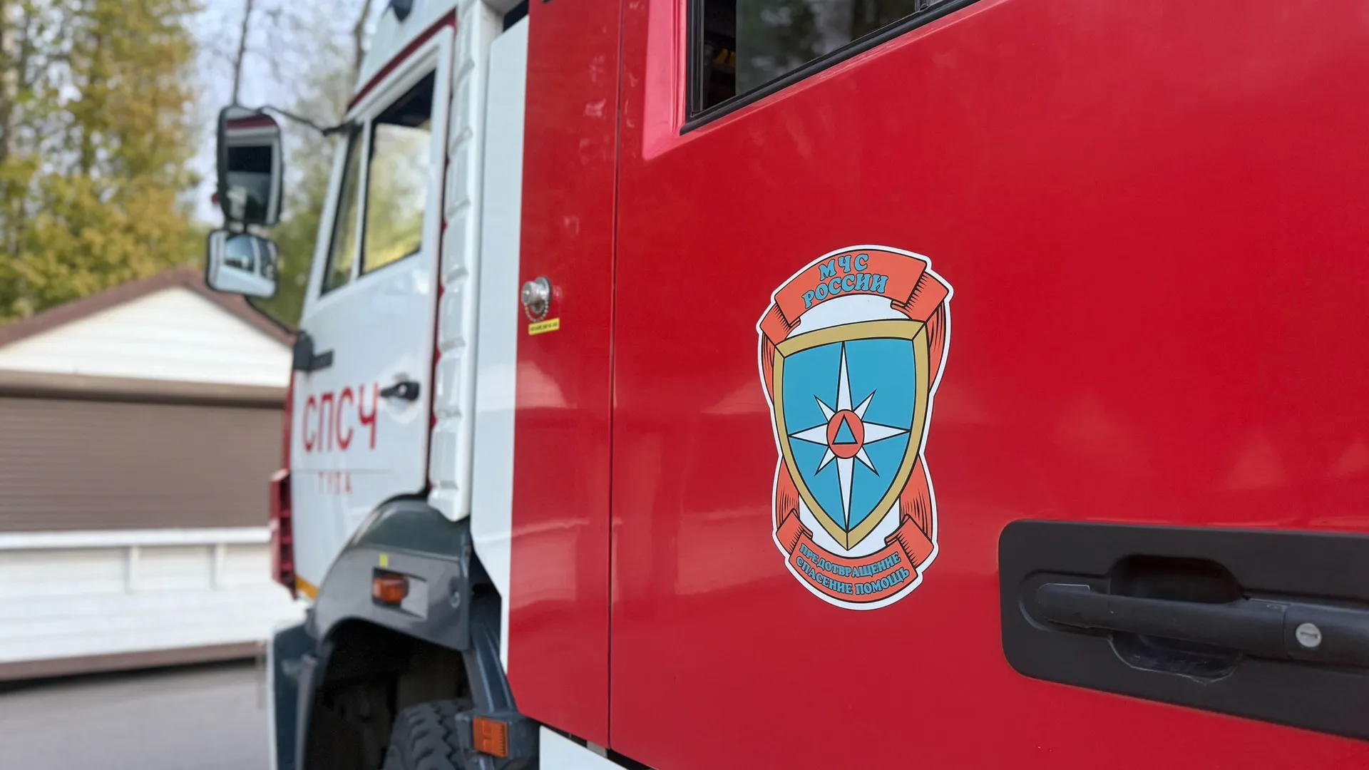В Пензе сотрудники МЧС спасил 10 человек из горящего здания на пр-те Победы