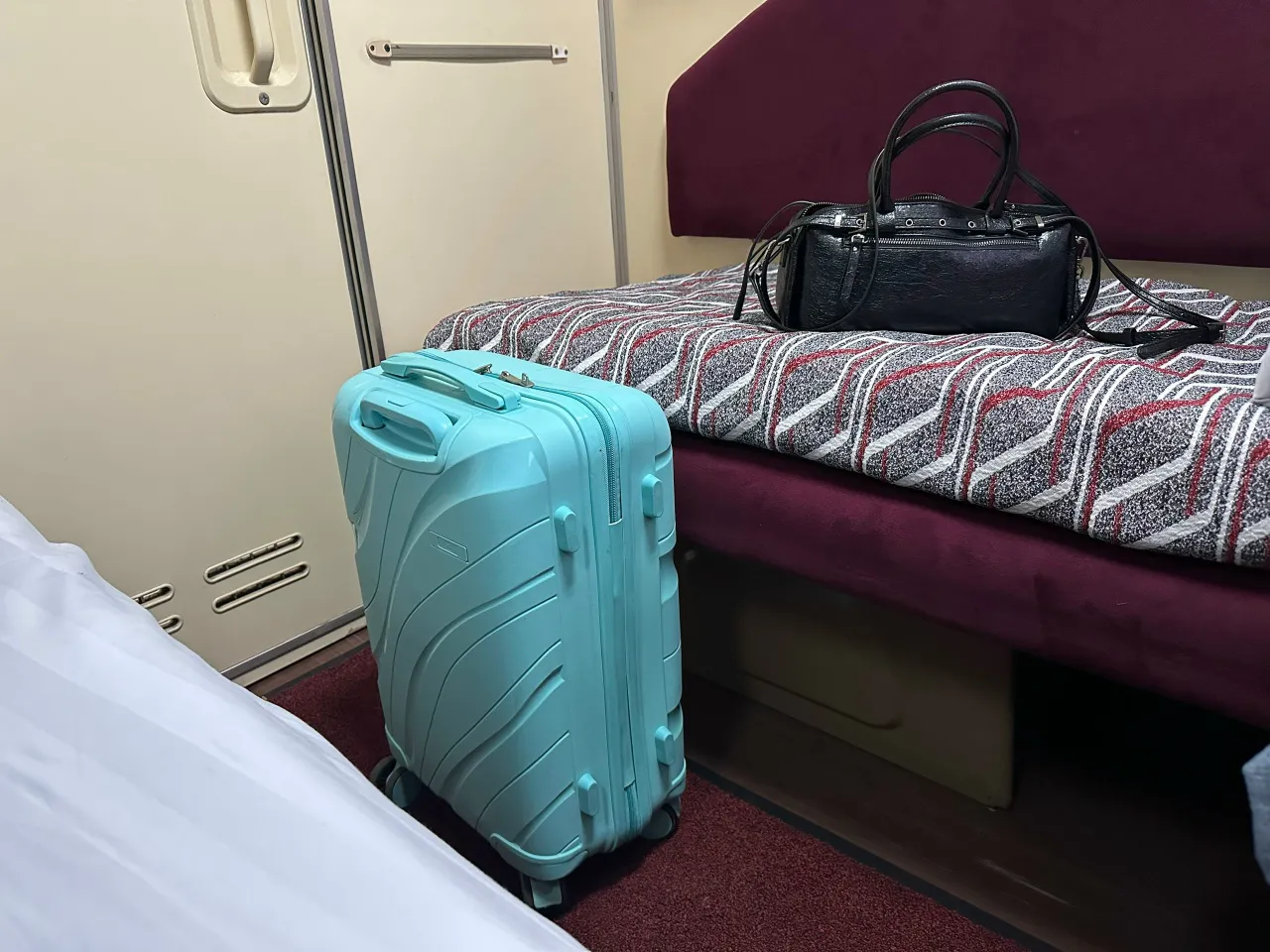 Купил билет на 38 место в плацкарте рядом с туалетом — только в дороге понял, почему опытные пассажиры выбирают именно его