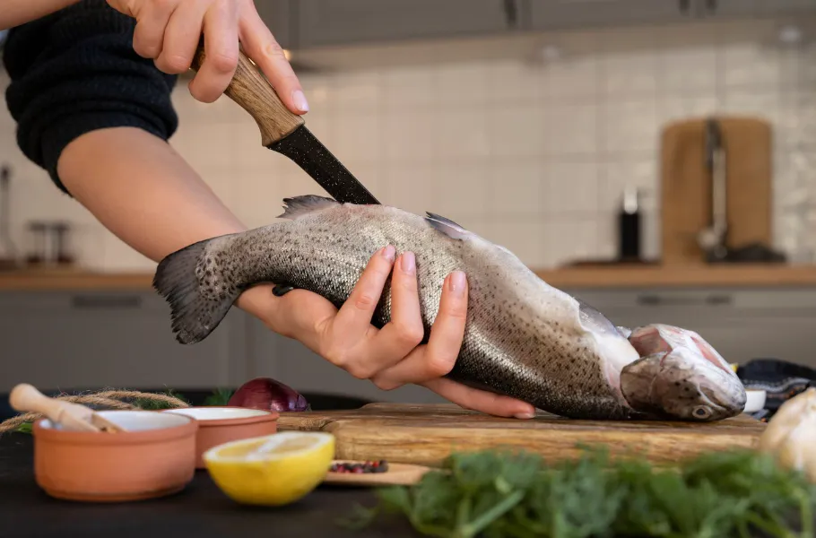 Любую рыбу чищу руками, без ножа и кипятка: кухня всегда остается чистой - испанский метод, который работает