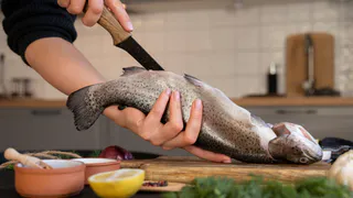 Любую рыбу чищу руками, без ножа и кипятка: кухня всегда остается чистой - испанский метод, который  работает
