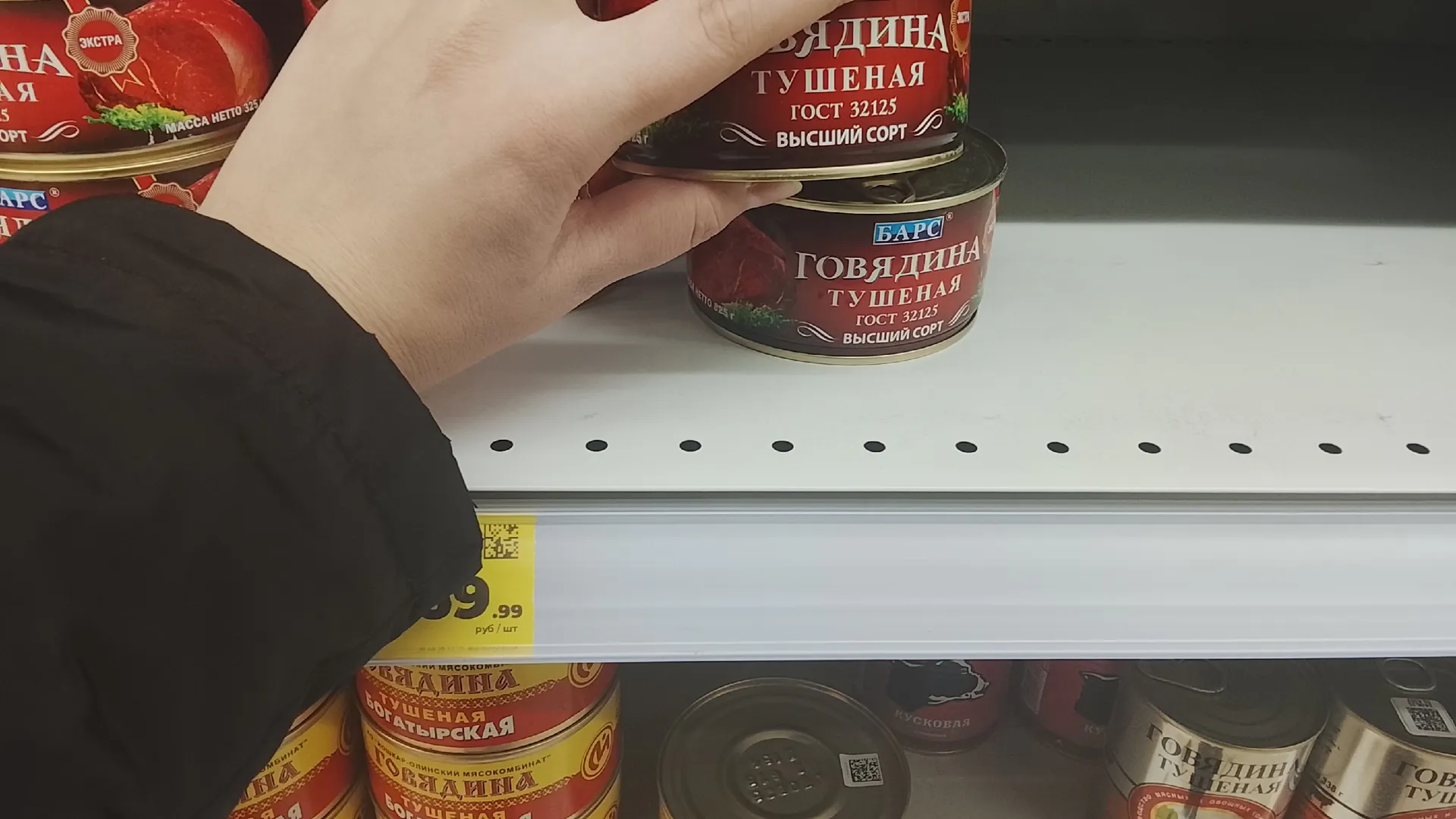 Сходил в "Светофор" за белорусской тушенкой: вскрываем три банки с консервами и пробуем - честный отзыв