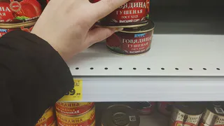 Сходил в "Светофор" за белорусской тушенкой: вскрываем три банки с консервами и пробуем - честный отзыв