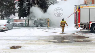 В Пензе Lexus сгорел после столкновения с забором