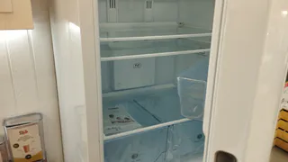 Соседка раскрыла секрет: зачем в морозилке всегда держит ложку — теперь делаю так же и радуюсь результату