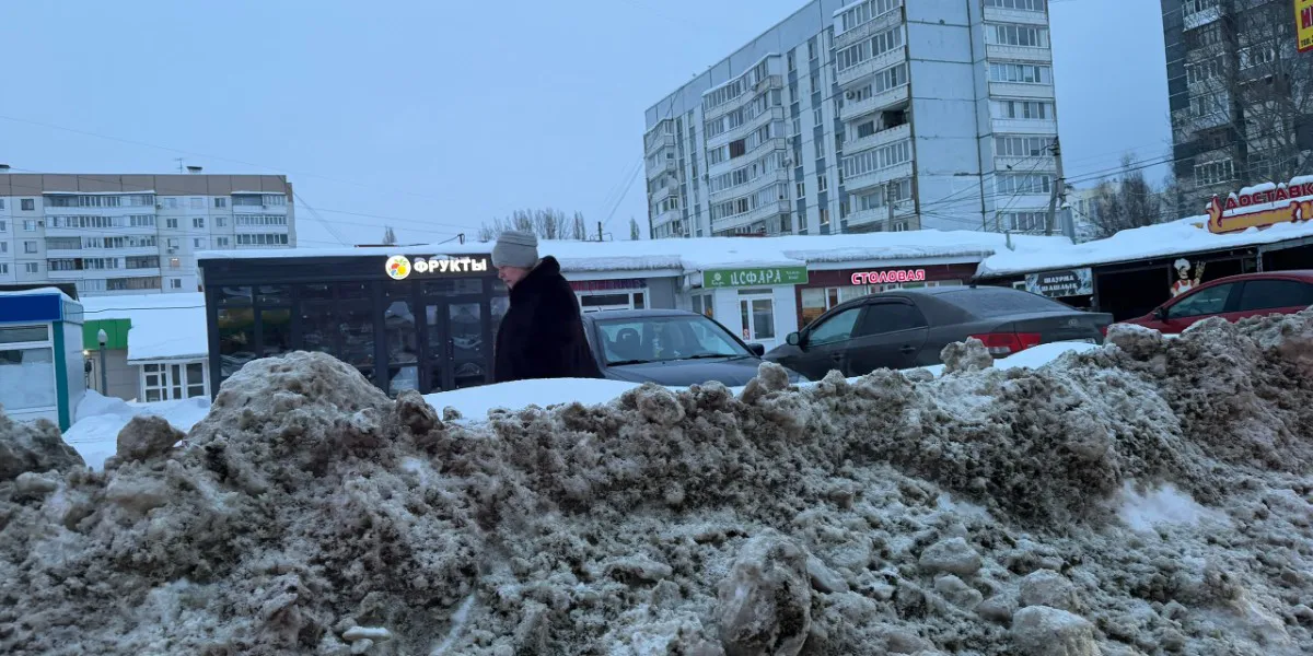 В Пензе метровые сугробы перекрыли пешеходам все пути