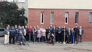 В Пензе сотрудники областного МинЖКХ вышли на субботник и убрали территорию возле ведомства