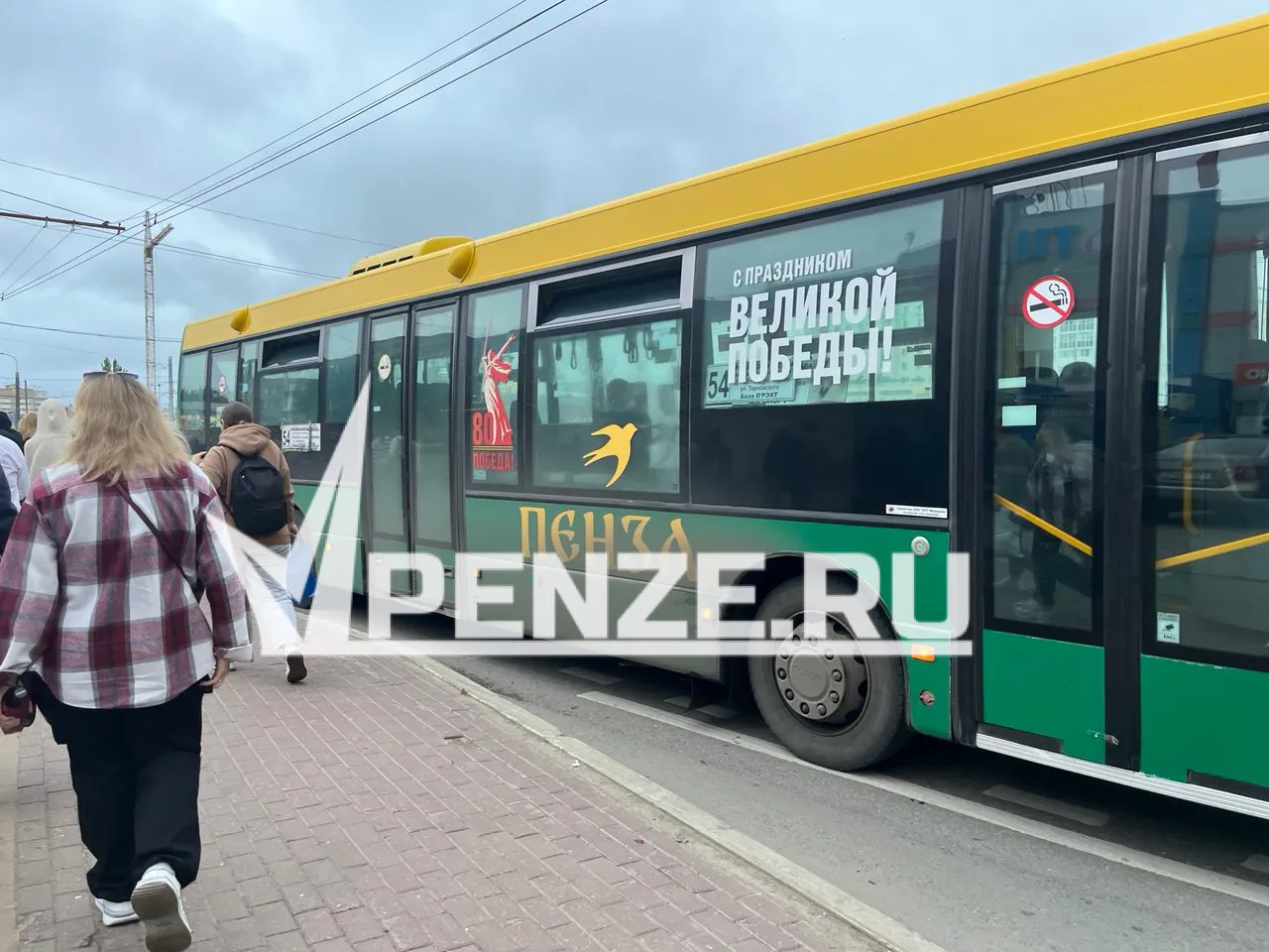 Рядом с ул. Яшиной в Пензе застрял 54-й автобус