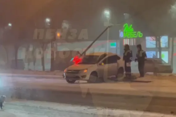 В Пензе автомобиль врезался в светофор на проспекте Строителей